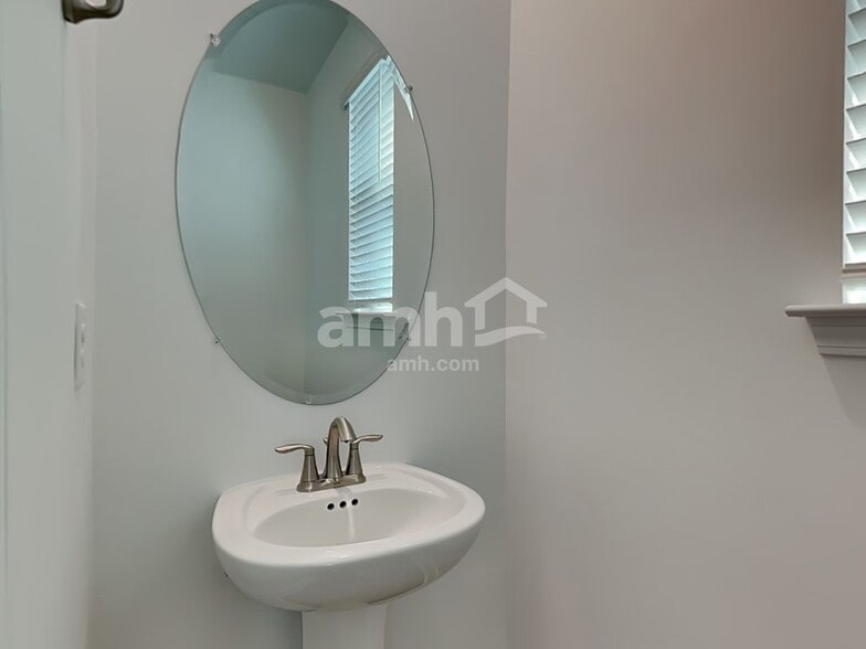 Building Photo - 551 Armstrong Curv