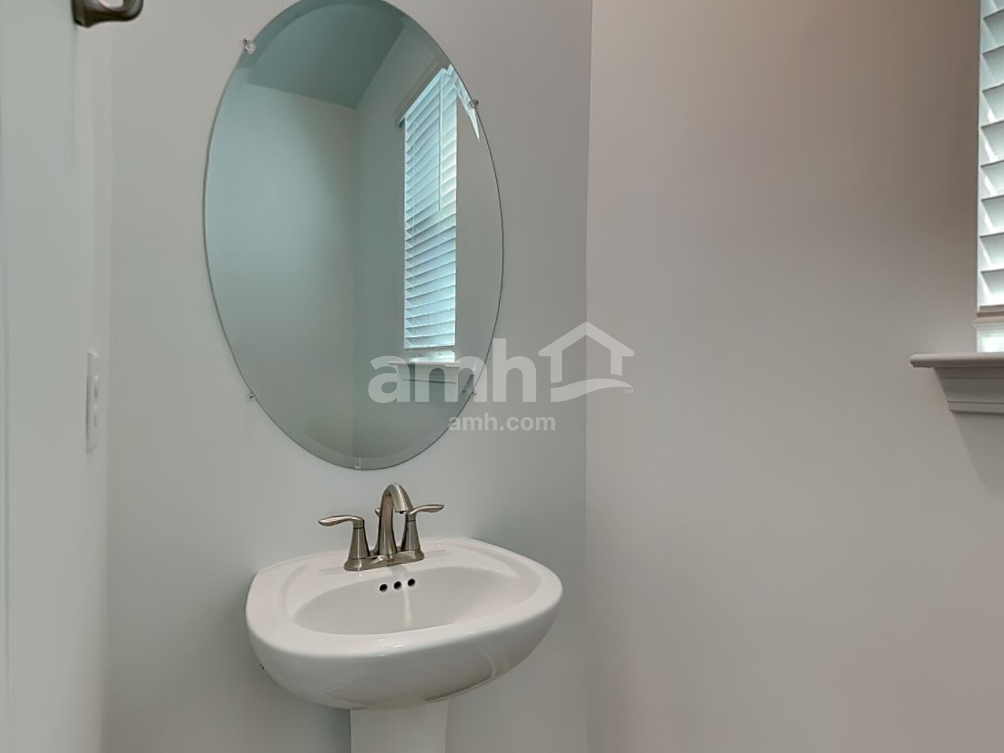 Building Photo - 527 Armstrong Curv
