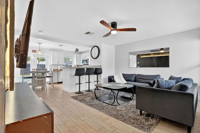 Building Photo - 6660 Custer St