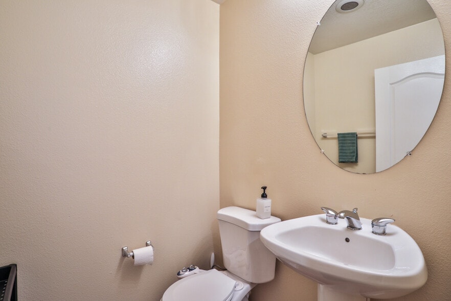 Building Photo - 17828 Woodbine Ct