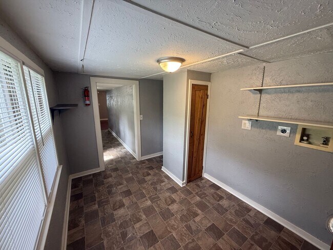 Building Photo - Newly Renovated 2 Bed / 1 Bath Grandview Home with Hardwood Floors & Deck