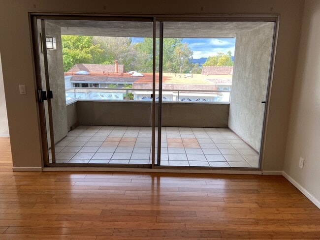 Building Photo - 2 Bed, 1 Bath Townhouse with attached 2 car garage ready to move in soon!!