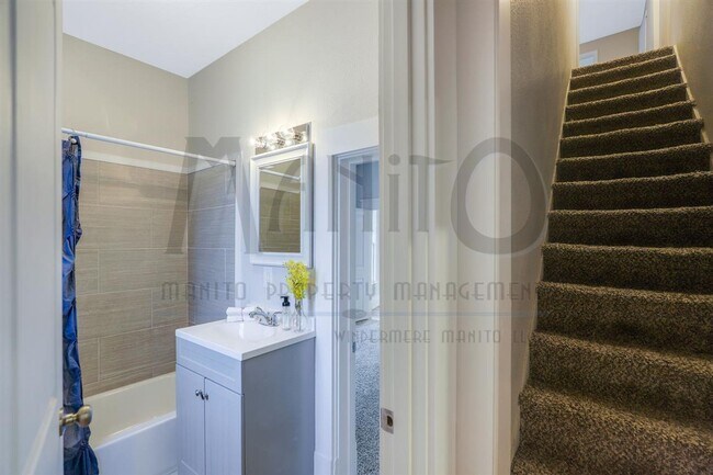 Building Photo - Charming home blocks from Kendall Yards