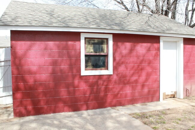 Building Photo - Believe it! 3 bds, 2 ba, MWC Schools - Tin...