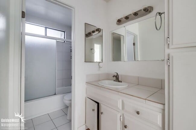 Building Photo - Modern 1Bdm 1Ba Condo in Pacific Beach!