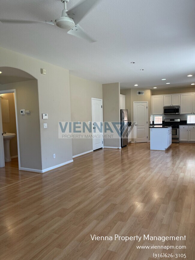 Building Photo - Spacious 3 Bedroom Home in Great Location