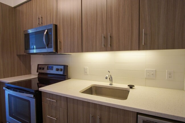 Building Photo - Heart of Sellwood: Fabulous Modern Studio Ready Mid-April!