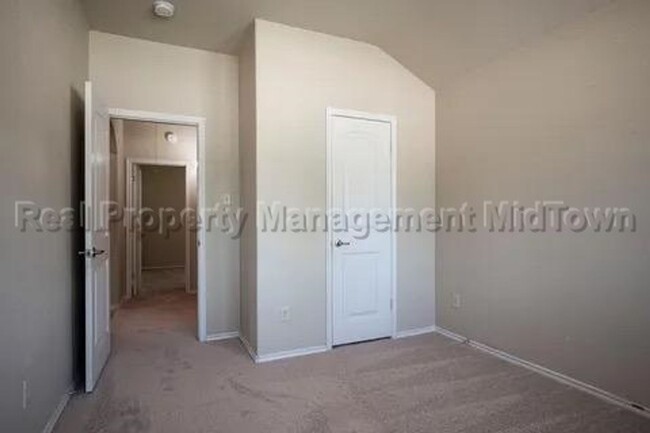 Building Photo - Charming Newer Home Master-planned communi...