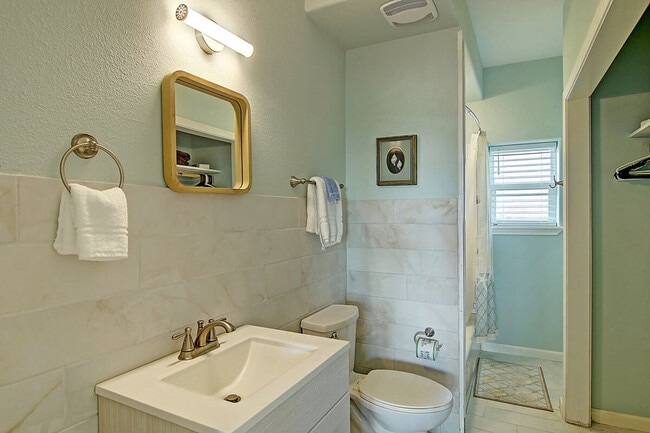 Building Photo - 602 Sea Breeze Ln