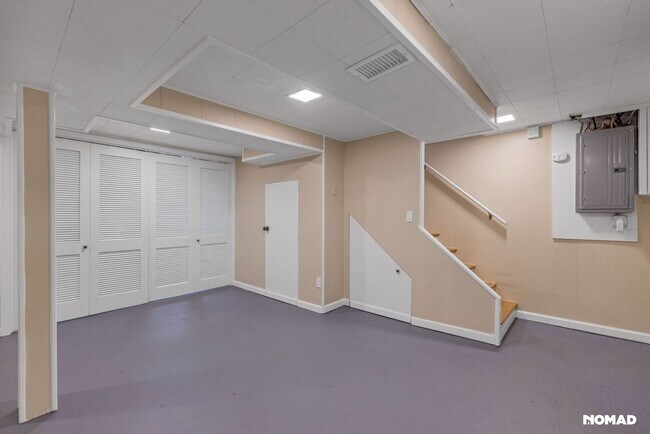 Building Photo - 3 Bedroom Completely Remodeled Single Fami...