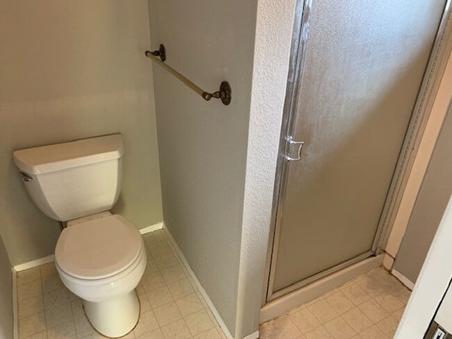 Building Photo - Kenmore House / RENT SPECIAL