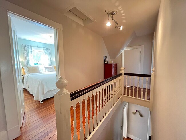 Building Photo - Beautiful East Rock Single Family House