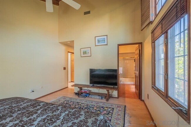 Building Photo - 8642 Villa La Jolla Dr