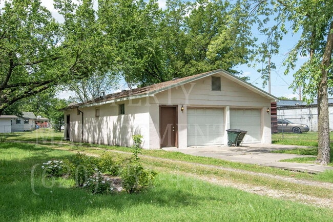 Building Photo - 3-Bed, 1.5-Bath with Detached Dual-Access ...