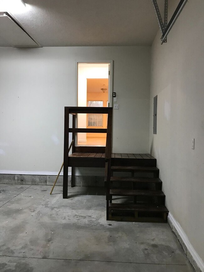 Building Photo - Wonderful 3 Bedroom 2 Bath Ranch