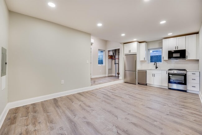 Building Photo - 172 MALLORY Ave