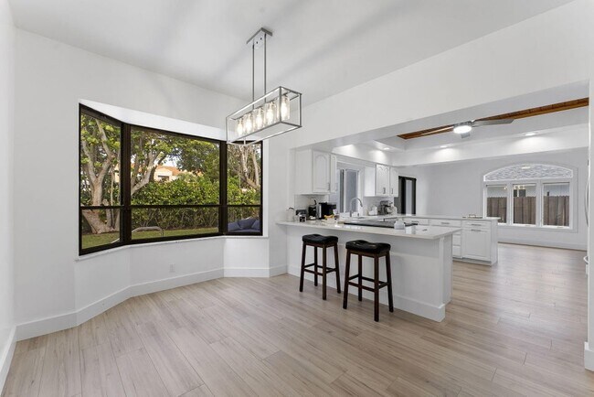 Building Photo - 150 Lucina Dr