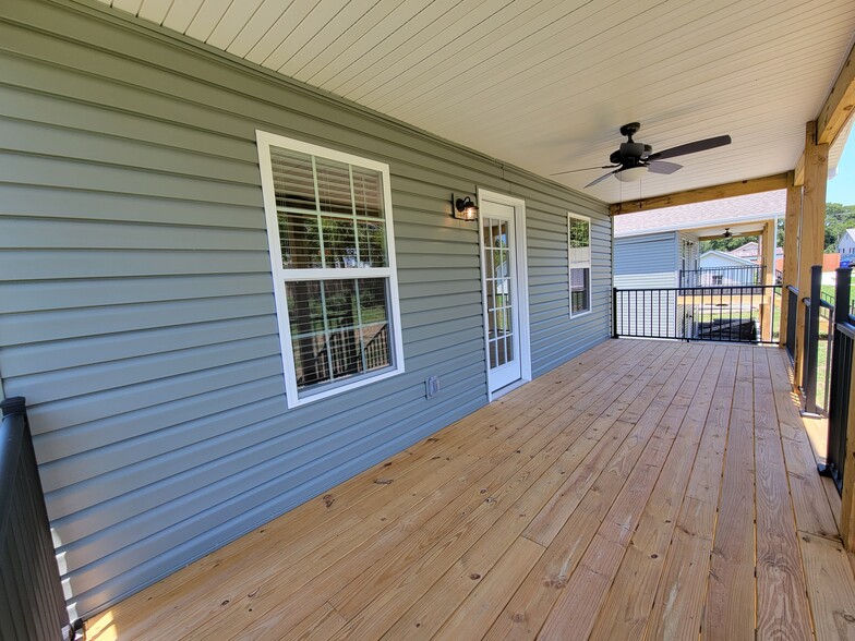 Back Porch - 517 Hendrickson St