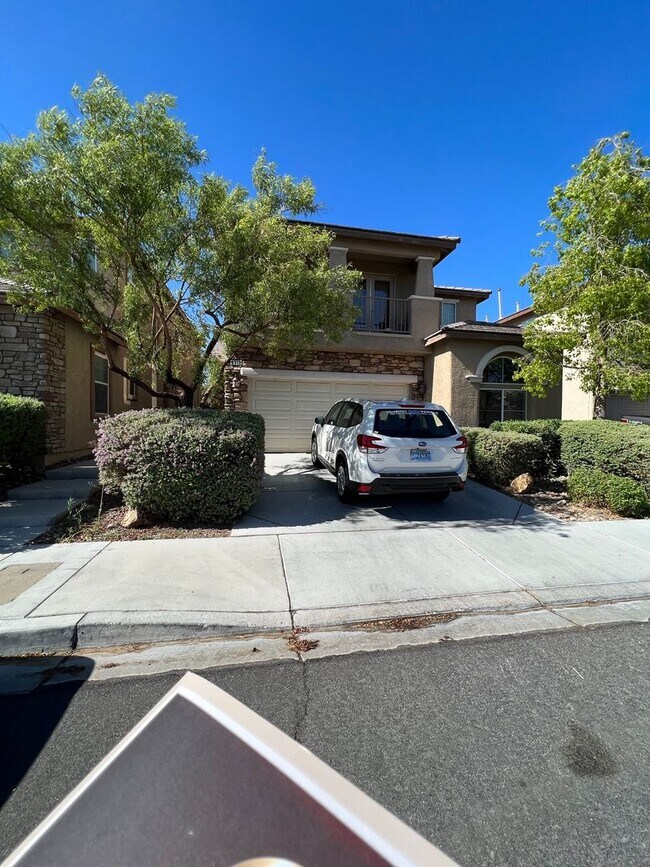 Building Photo - ABSOLUTELY AMAZING! Large 4 bedroom 2 stor...