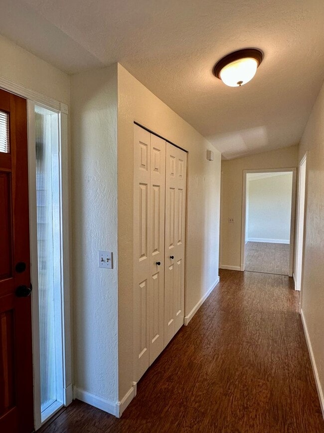 Building Photo - 3 Bed | 2 Bath | 1.17 Acres | Single-Level Home | Mountain Views