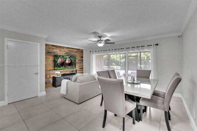 Building Photo - 10112 Royal Palm Blvd