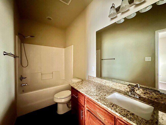 Building Photo - Spacious 4-Bed, 5-Bath Home with Large Backyard Minutes from Baylor Campus!