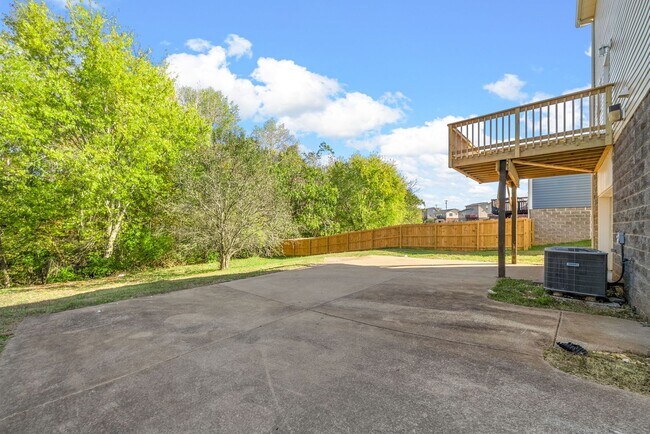 Building Photo - 3 Bedroom Pet Friendly Home For Rent Near Post!