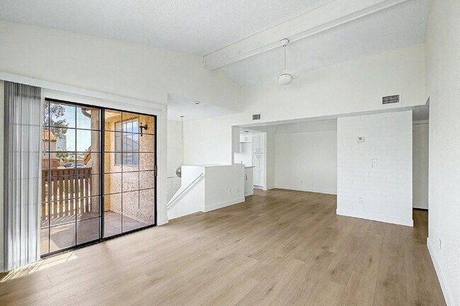 Building Photo - 818 S Westwood