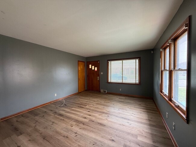 Building Photo - 2 Bed | 1 Bath | Detached 2-Car Garage