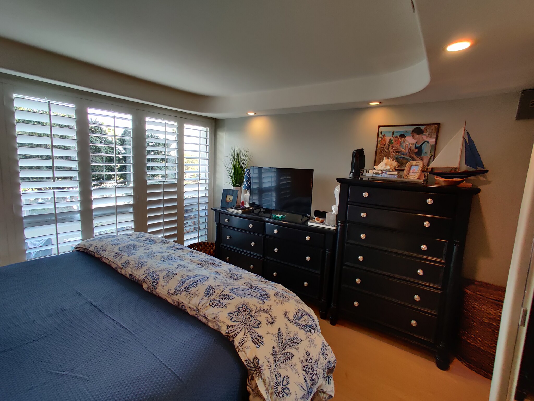 Bedroom with king size bed and lot of storage - 1830 Avenida Del Mundo