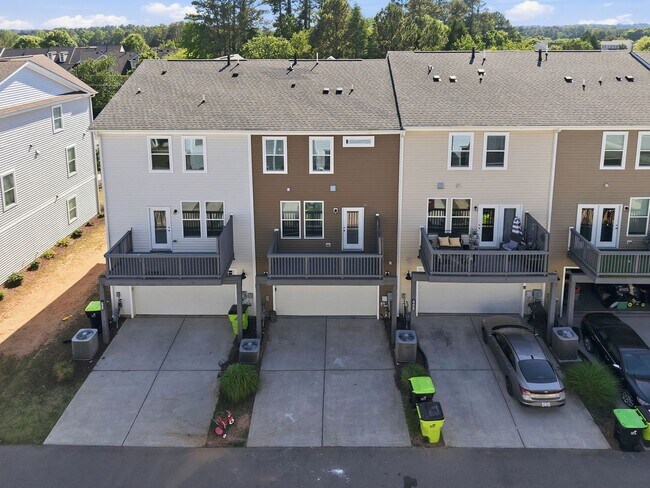 Building Photo - Modern 4BR Townhome with Washer/Dryer & Pet-Friendly Living in Morrisville!