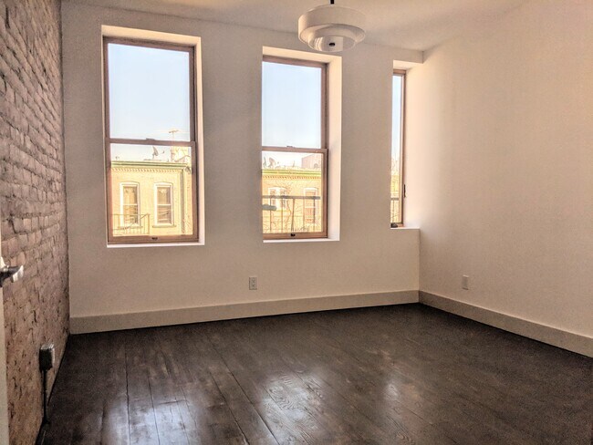 Building Photo - 18-28-28 George St