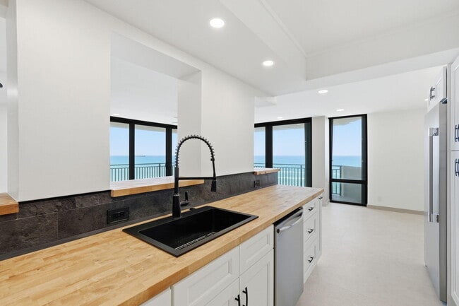 Building Photo - 5460 N Ocean Dr