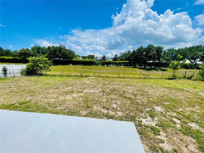 Building Photo - 272 SW Oakridge Dr