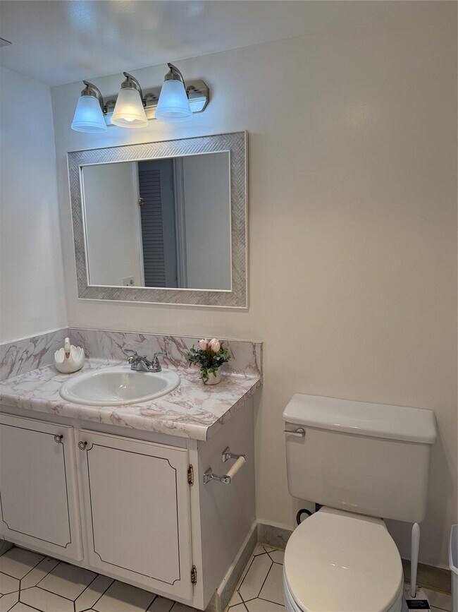 Building Photo - 1849 S Ocean Dr