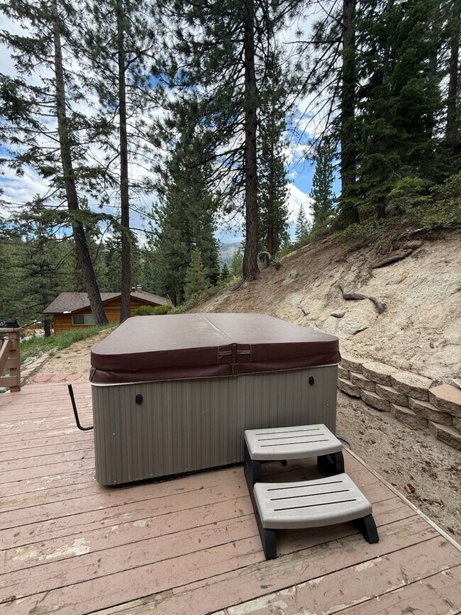 Building Photo - Large furnished mountaintop cabin with 2 car garage and hot tub
