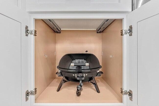 Building Photo - 3020 Live Oak St