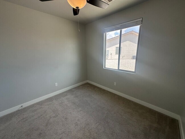 Building Photo - 4 bedroom / 2.5 bath / Community Pool and ...