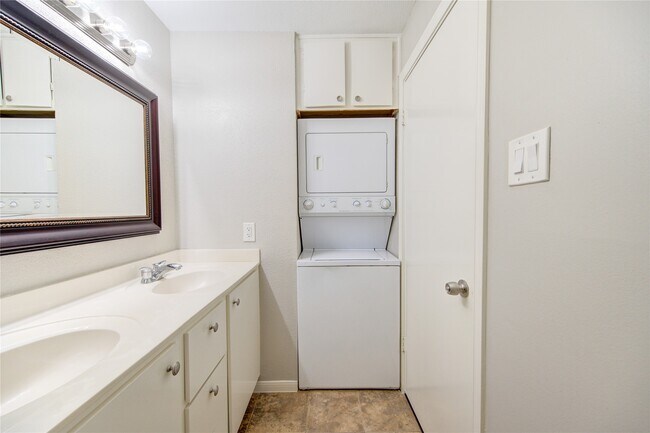 Building Photo - 726 Bering Dr