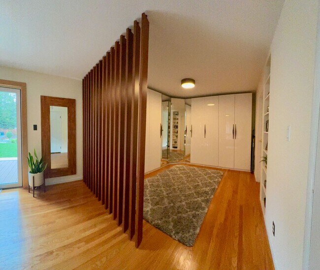 Building Photo - Beautiful, Private, Bright, Remodeled 3 Bd...