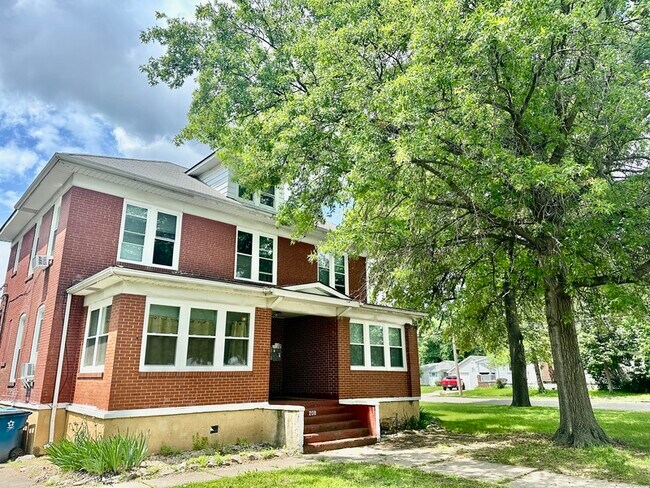 Building Photo - 208 S 9th St