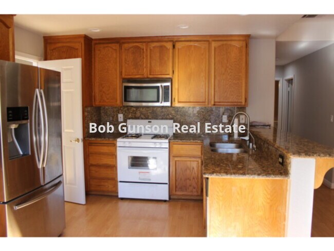 Building Photo - Large 4 bedroom, 3 bath