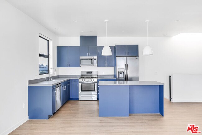 Building Photo - 747 Lillian Way