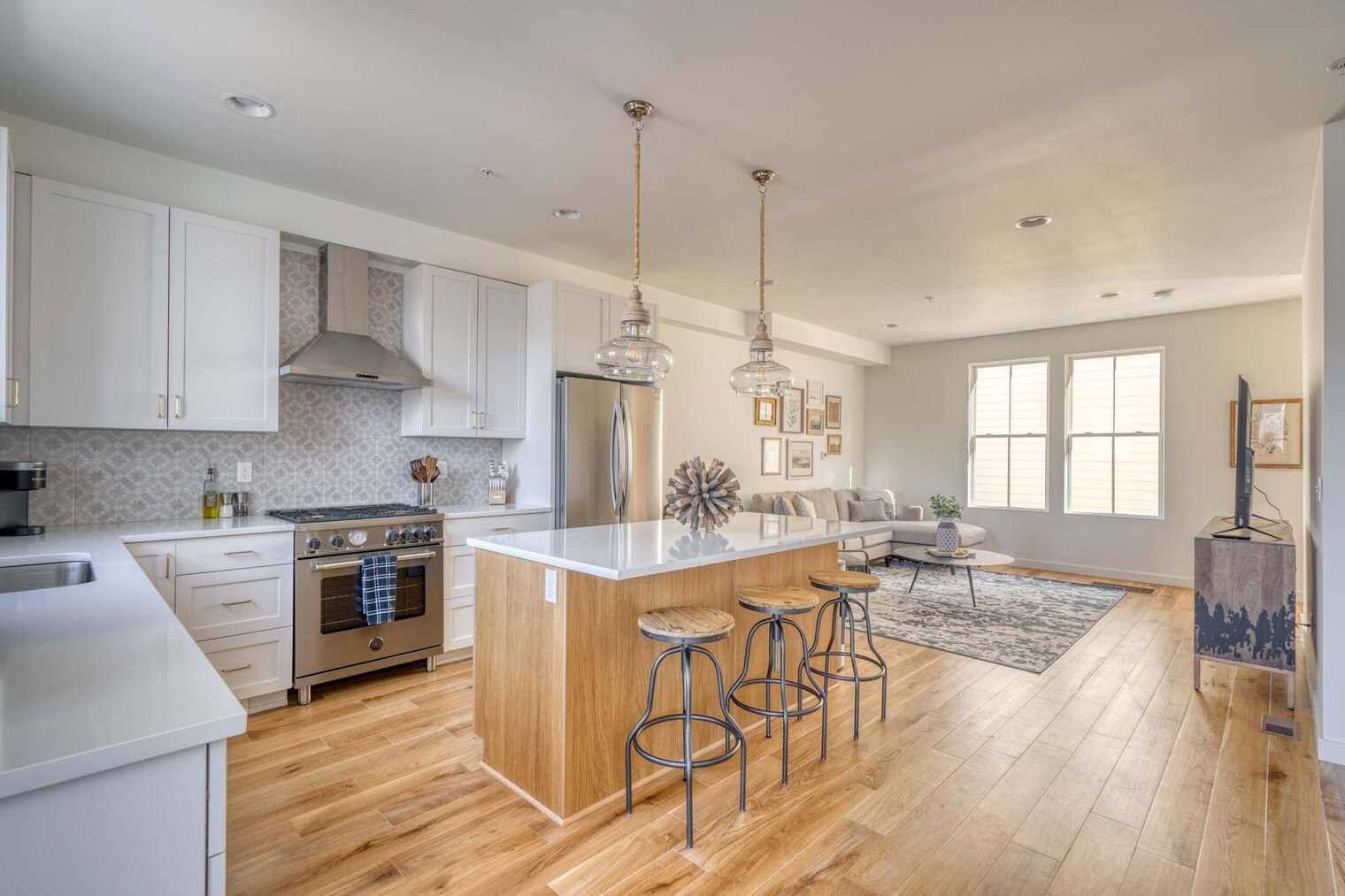 Building Photo - 516 NE 56th Ave