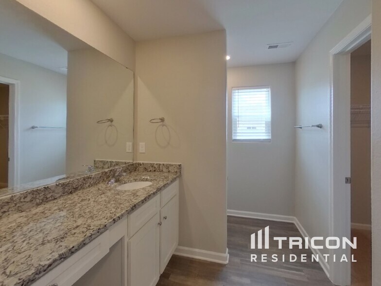 Building Photo - 494 Aubrey Wds Dr