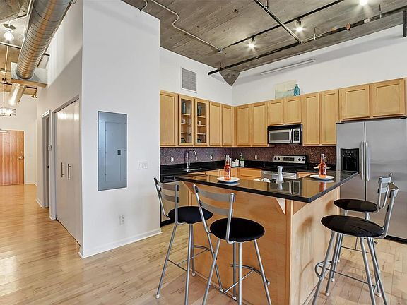 Building Photo - "Chic Urban Living: Spacious 2-Bedroom Ret...