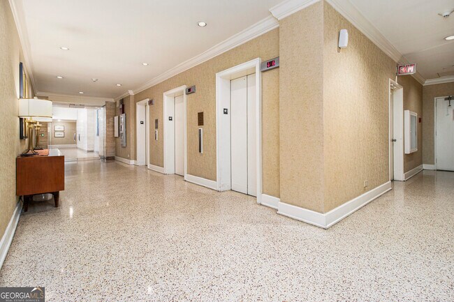Building Photo - 300 W Peachtree St NE