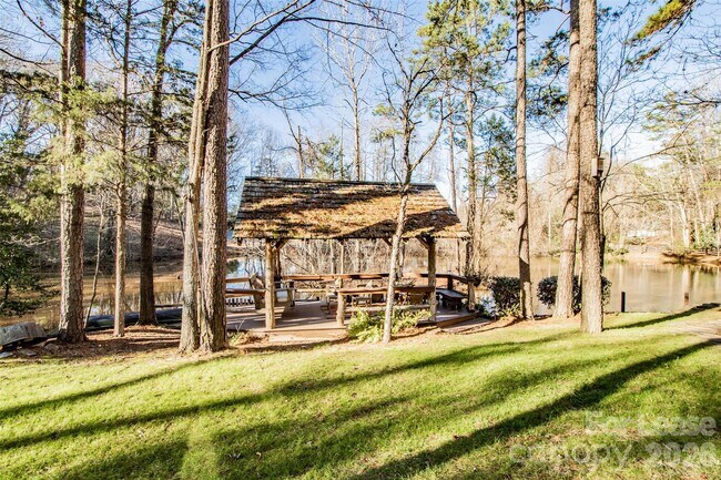 Building Photo - 3911 Lakeside Dr