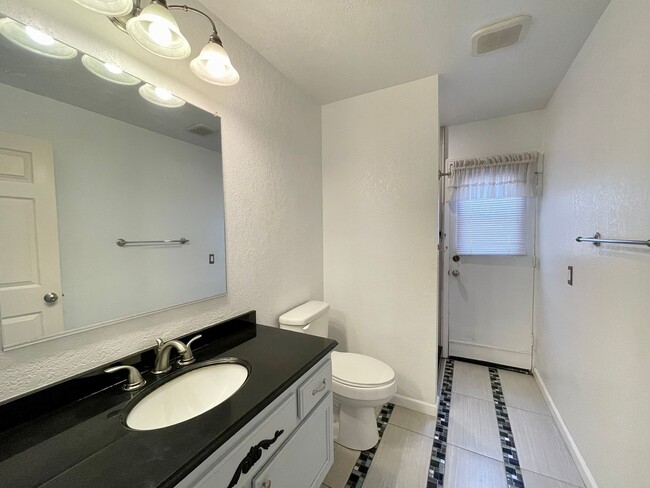 Building Photo - 1951 Devonshire Dr