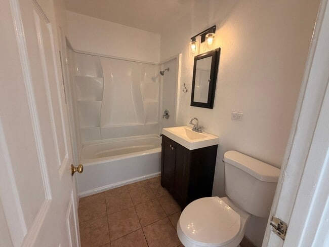 Building Photo - Bright and charming 2 Bedroom / 1 Bathroom home with tons of natural light and plenty of outdoor ...